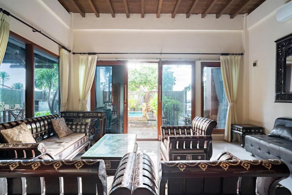 Villa Kenanga In Meninting By The Beach Матарам Экстерьер фото