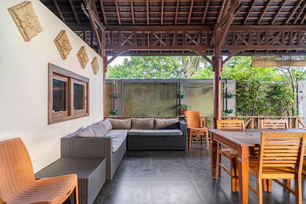 Villa Kenanga In Meninting By The Beach Матарам Экстерьер фото