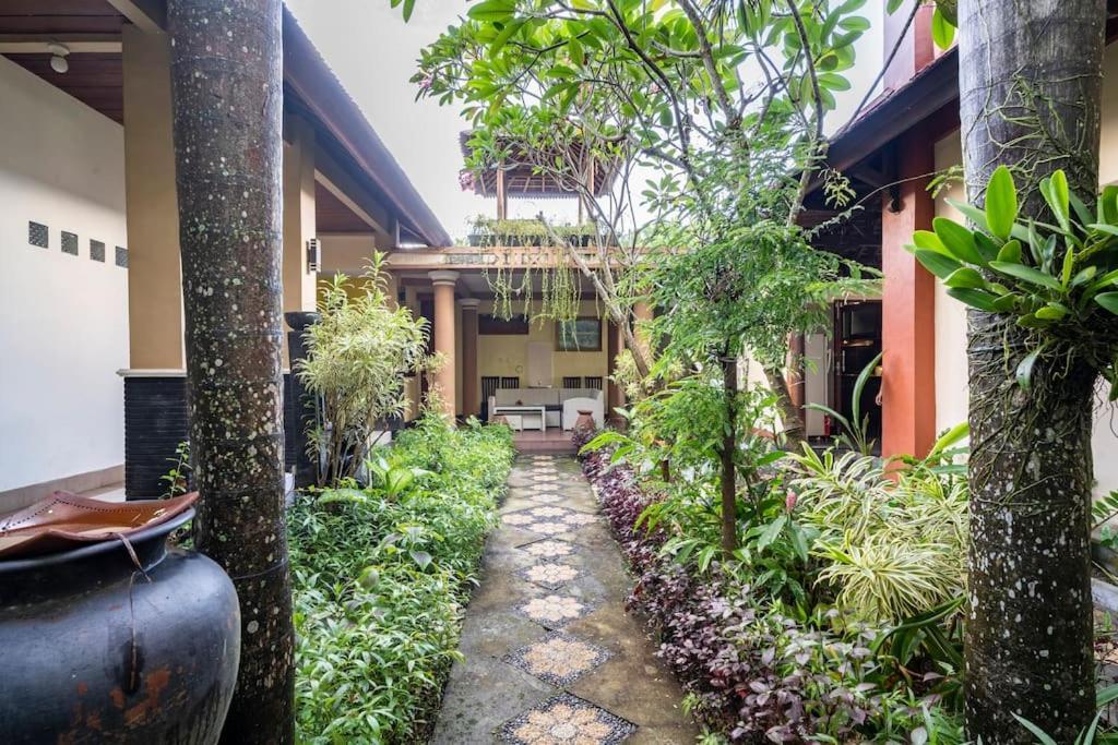 Villa Kenanga In Meninting By The Beach Матарам Экстерьер фото