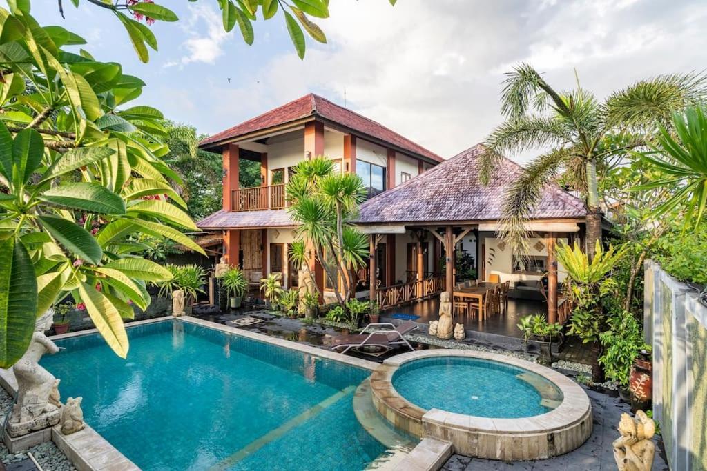 Villa Kenanga In Meninting By The Beach Матарам Экстерьер фото